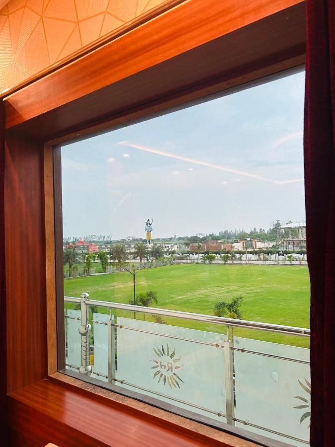 Royal Heritage Hotel & Resort Ayodhya Extérieur photo