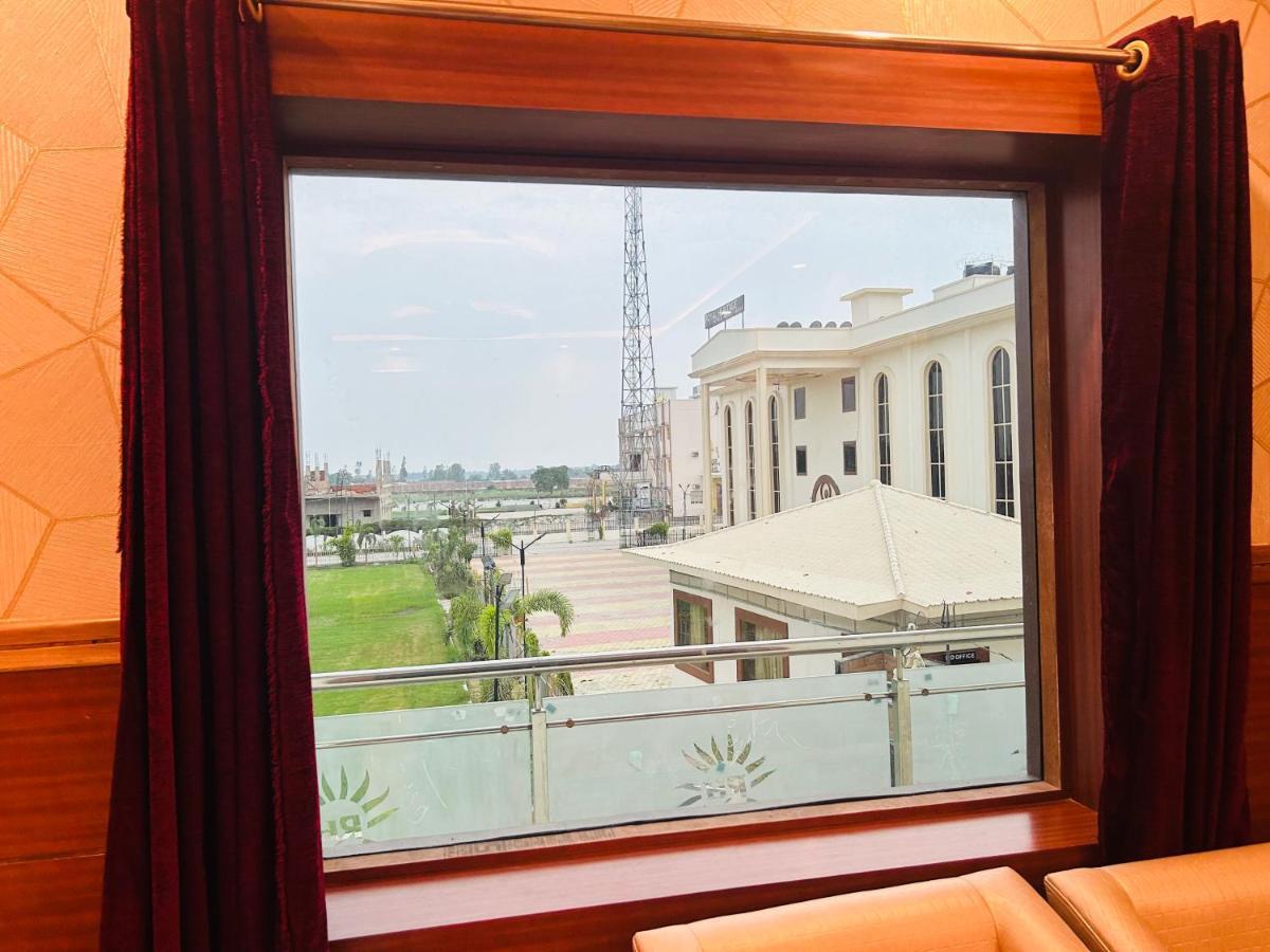 Royal Heritage Hotel & Resort Ayodhya Extérieur photo
