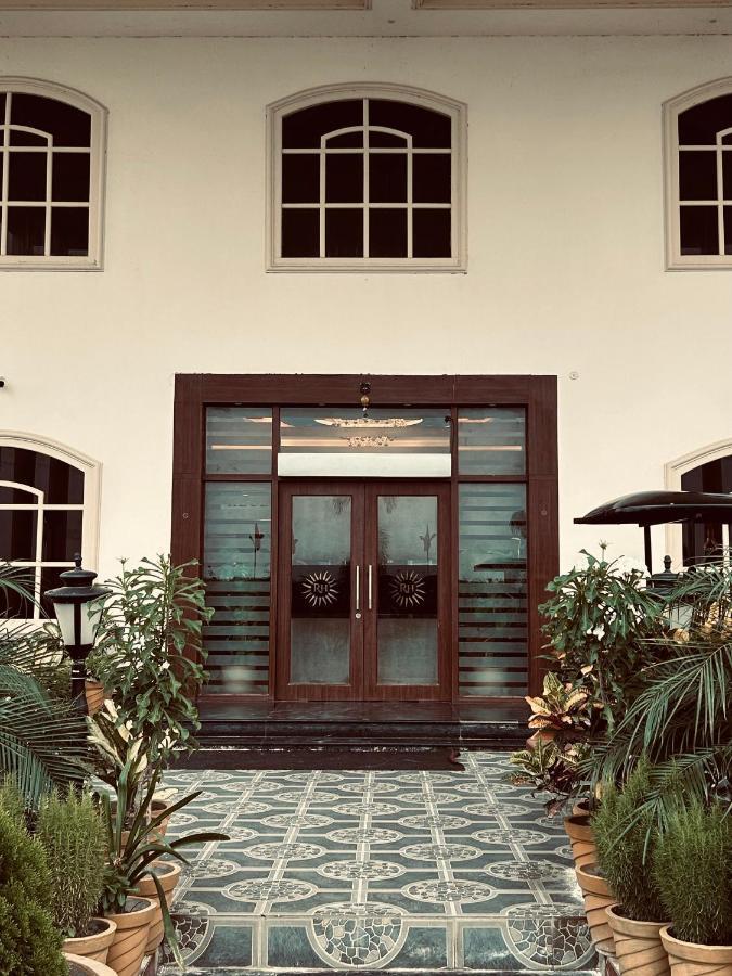 Royal Heritage Hotel & Resort Ayodhya Extérieur photo
