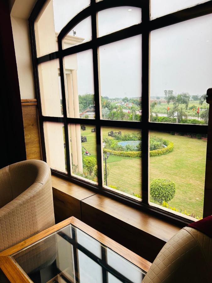 Royal Heritage Hotel & Resort Ayodhya Extérieur photo